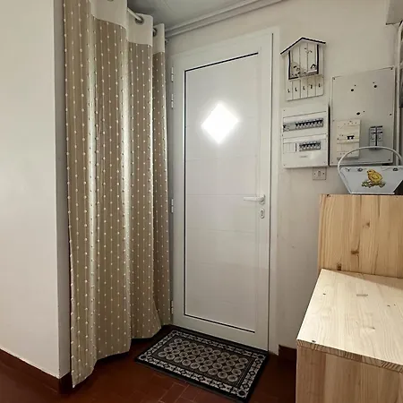 3 Pieces A 100m De La Avec Patio Et Parking - Fr-1-705-37 *